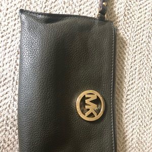 SOLD‼️ Michael Kors Wristlet